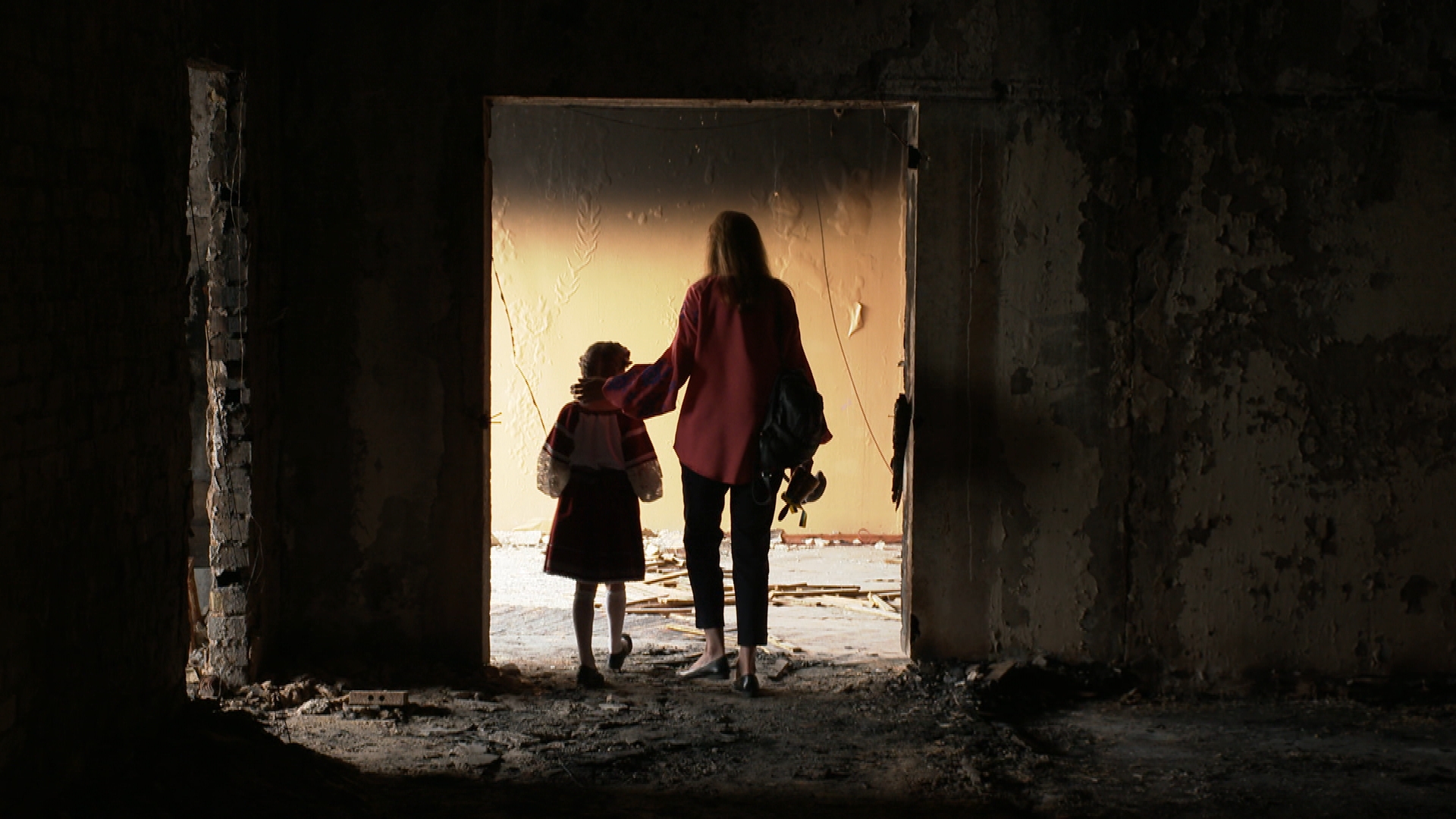 Jewa Antonenko und ihre Mutter Valentina gehen durch das verwaiste Schulgebäude, das im Krieg zerstört wurde. | Jörn Schulz