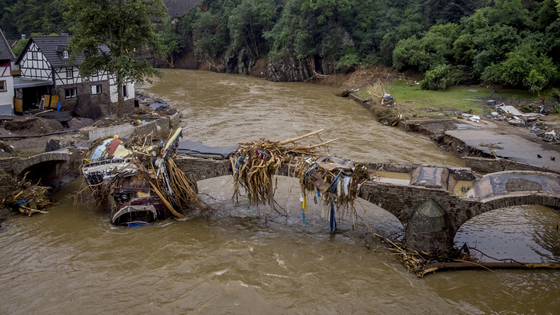 Die zerstörte Brücke in Schuld, aufgenommen zwei Tage nach dem verheerenden Hochwasser vom Juli 2021 | AP