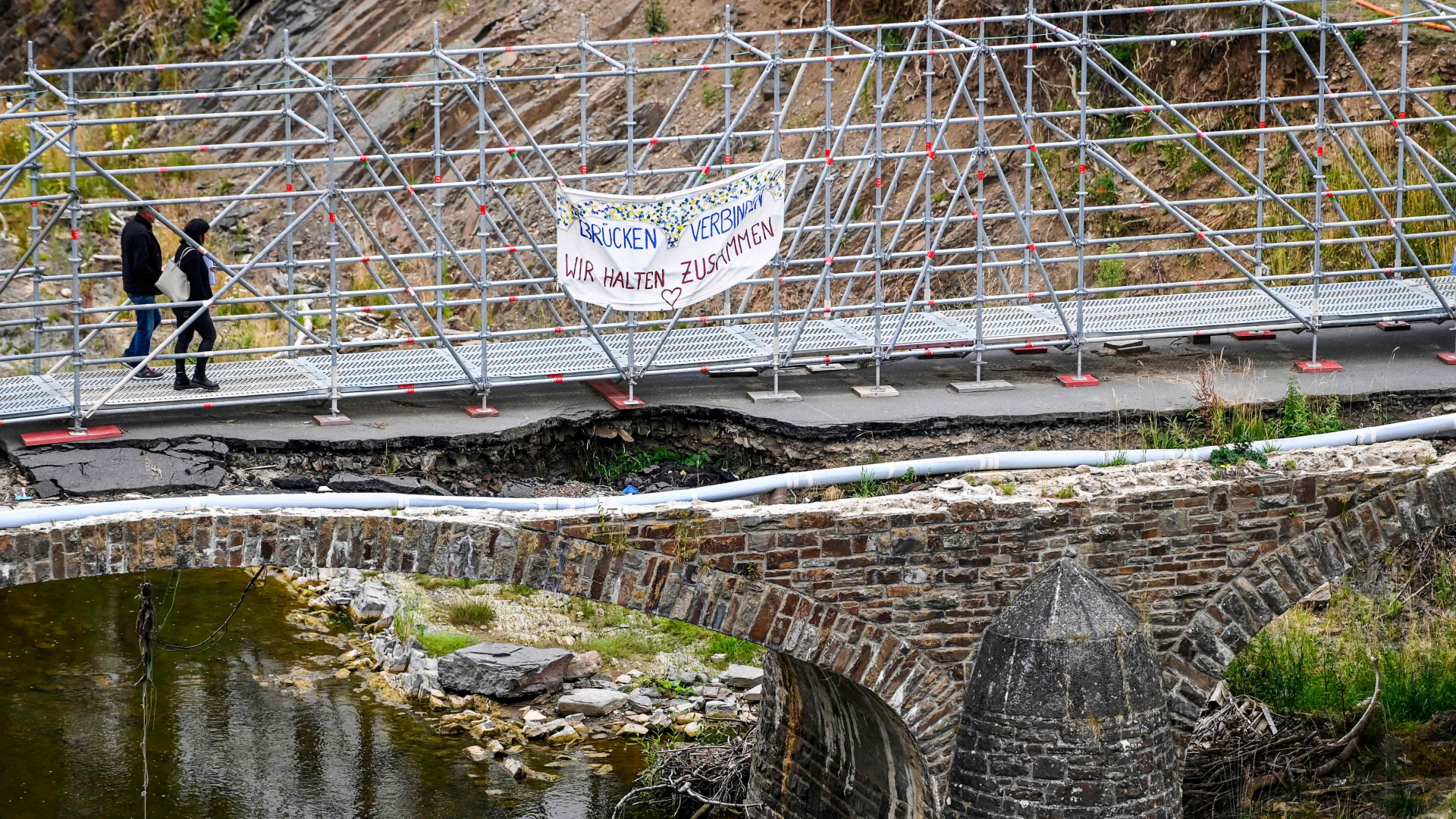 Ein Blick auf die Behelfsbrücke über die Ahr in der Gemeinde Schuld - ein Jahr nach dem Hochwasser | AFP