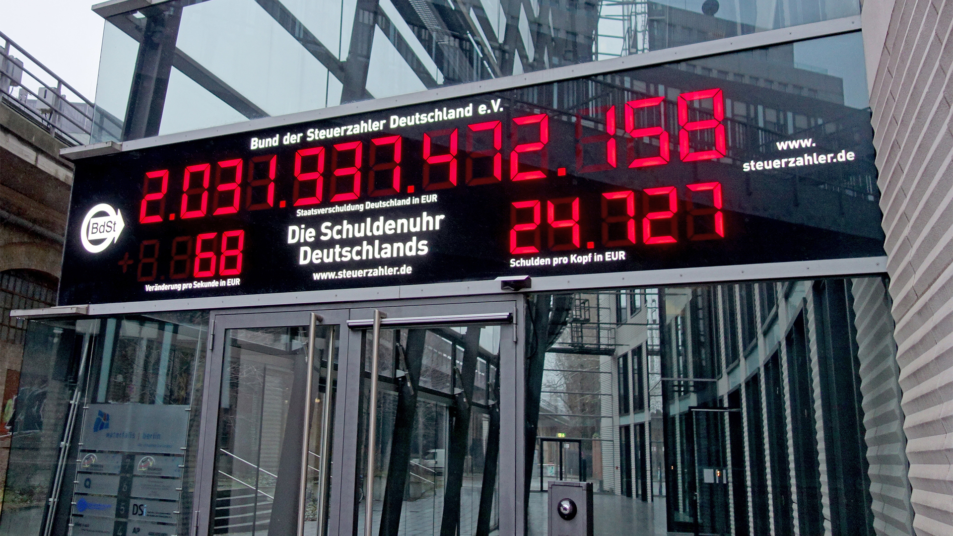 Das Foto zeigt die Schuldenuhr am neuen Standort des Bundes der Steuerzahler Deutschland in Berlin. 