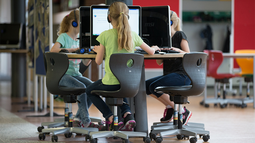 Schüler sitzen an einem Computer-Arbeitsplatz in der Grundschule | picture alliance / dpa