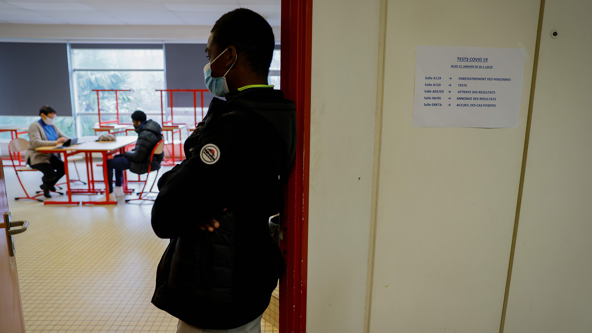Schüler tragen Mundschutz in einer Schule im französischen Saint-Denis. | AFP
