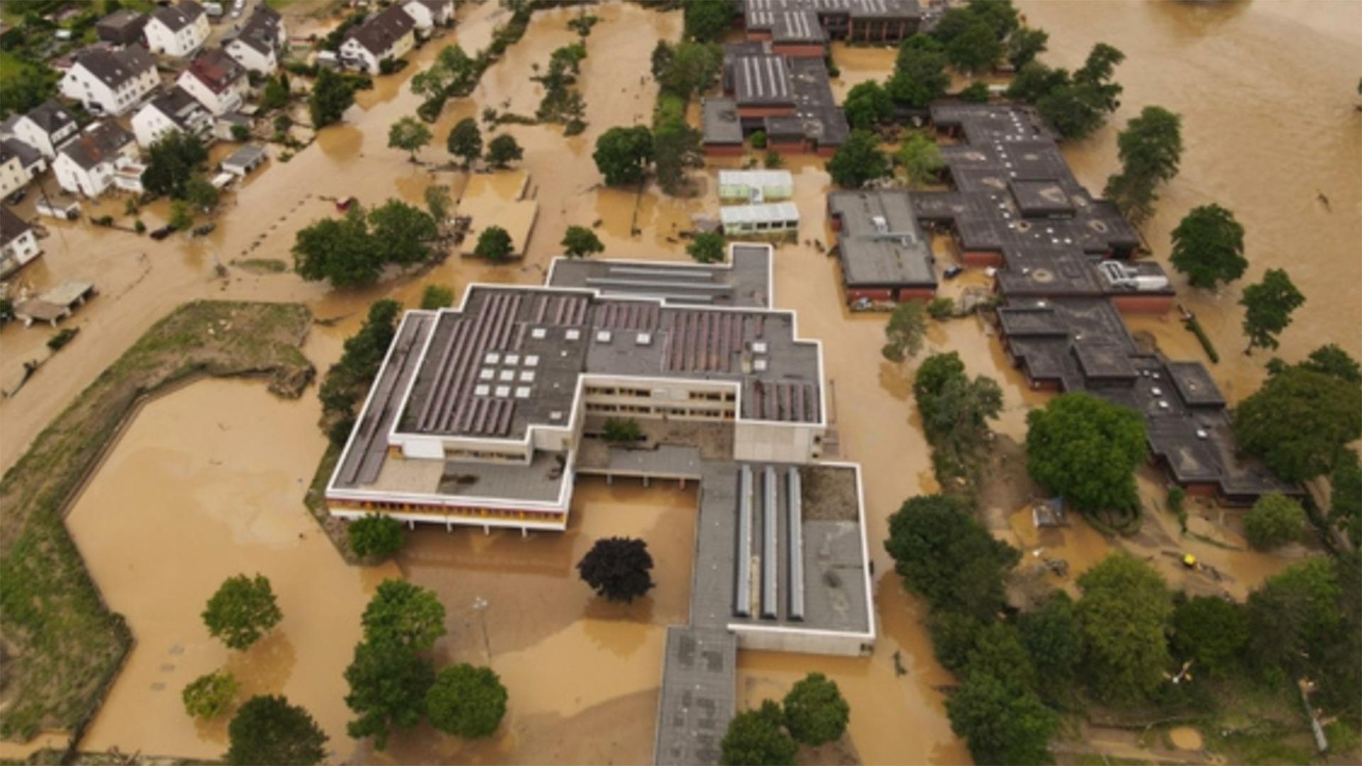 Luftaufnahme der überfluteten Erich-Kästner-Realschule in Bad Neuenahr. | Erich-Kästner-Realschule Bad Neuenahr