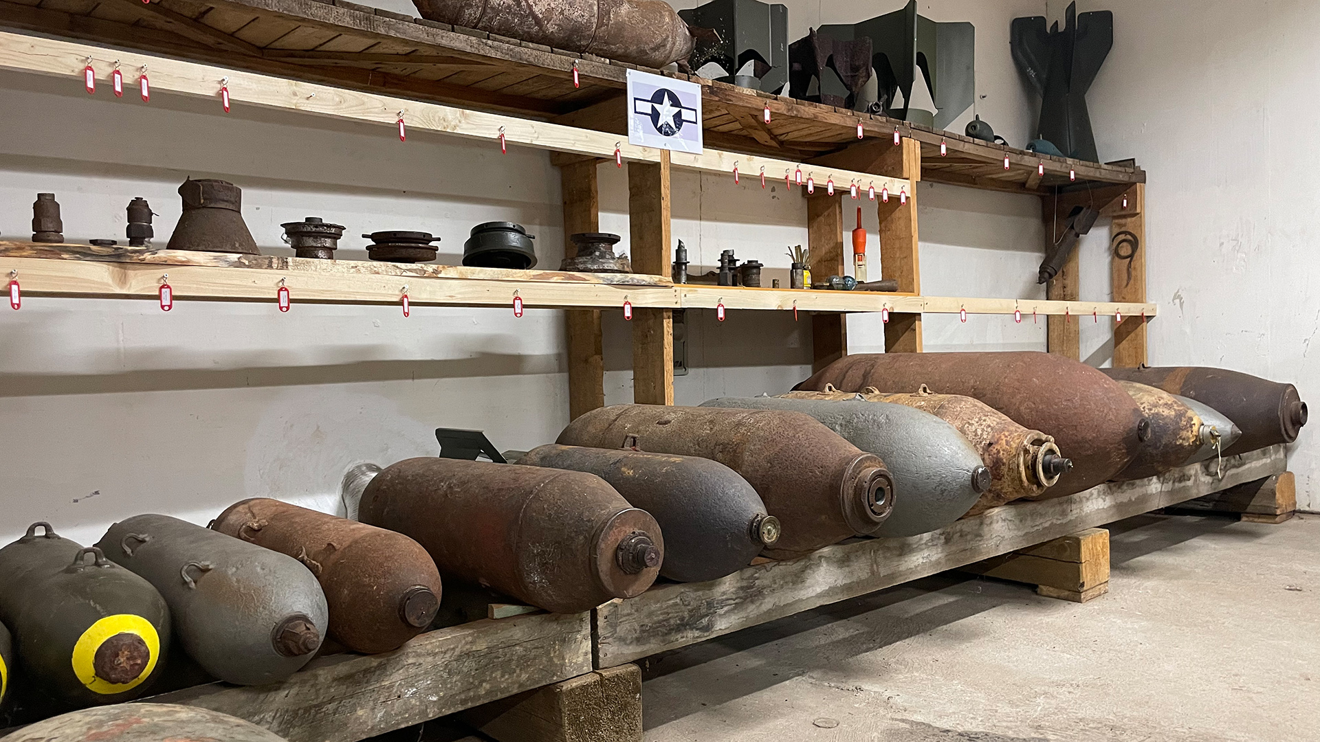 Alte Sprengkörper liegen in einem Regal der Sprengschule | Sven Knobloch