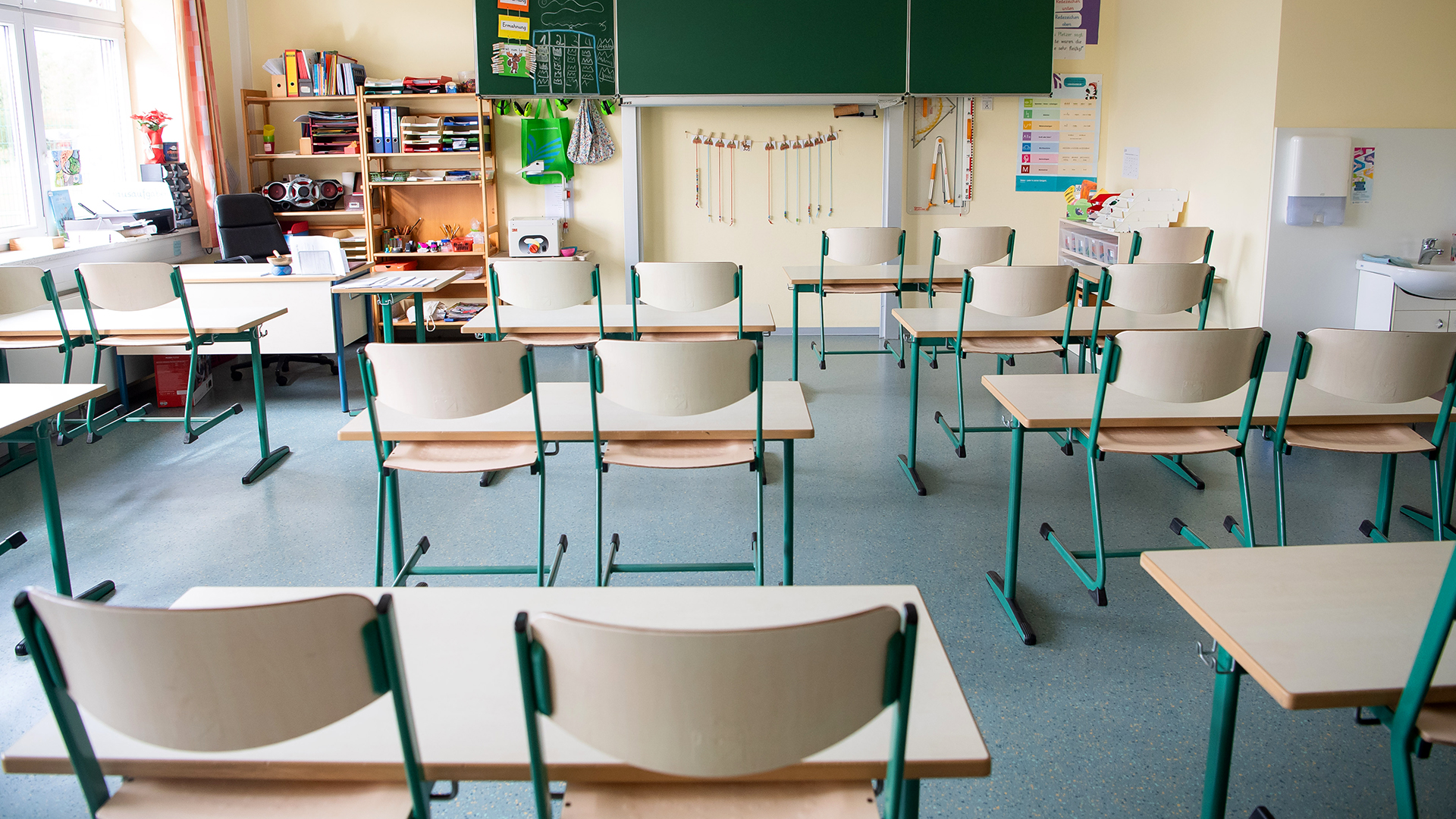 In einem Klassenraum einer Grundschule in Niedersachsen sind die Stühle hochgestellt.  | dpa