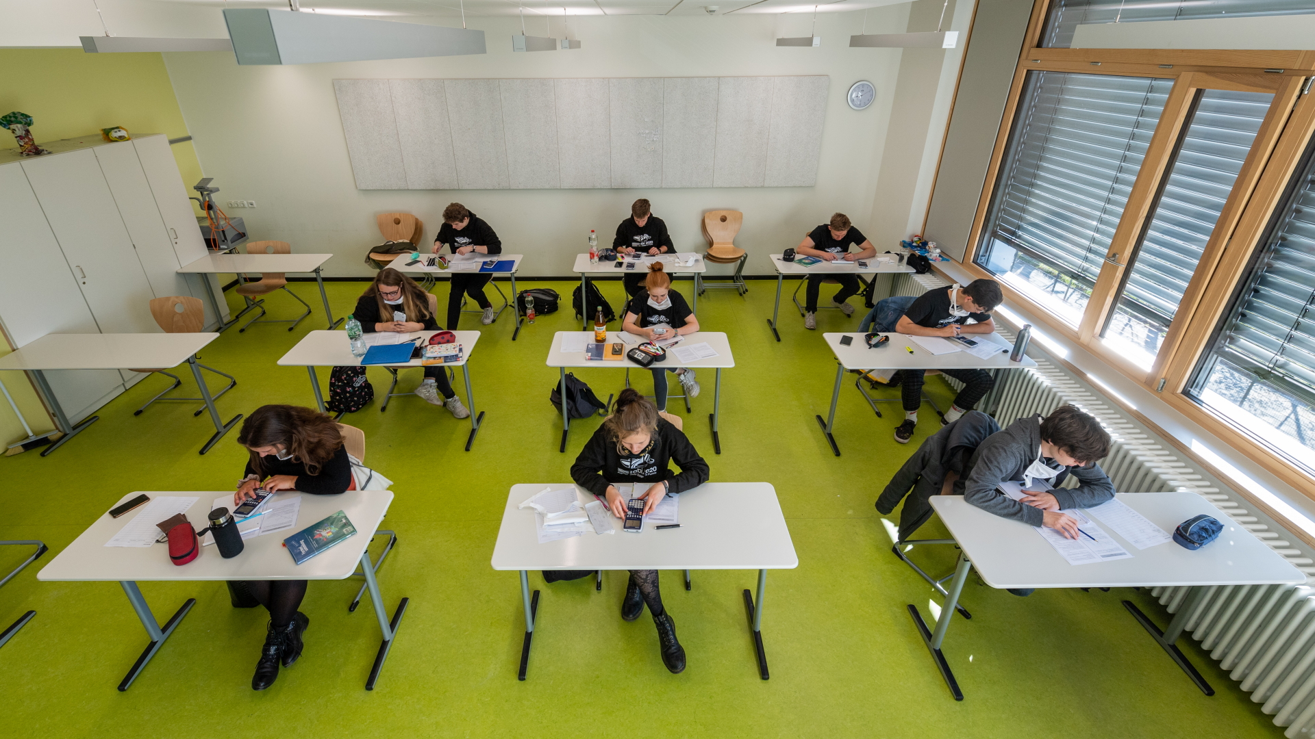 Abiturienten am Gymnasium Dresden Klotzsche lernen in einem Klassenzimmer.  | dpa