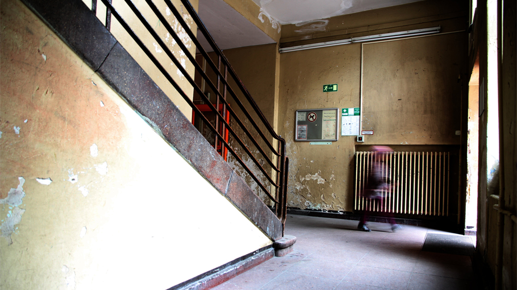 Blick in das Treppenhaus einer Grundschule in Berlin | dpa