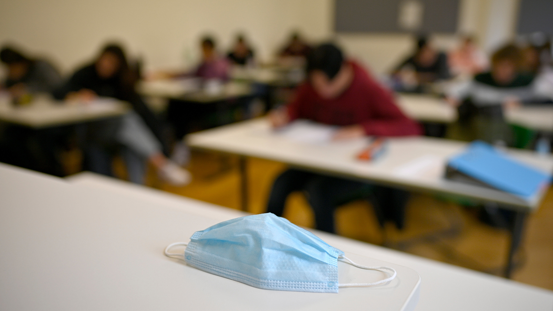 Klassenzimmer mit Maske auf einem Tisch | picture alliance / Eibner-Presse