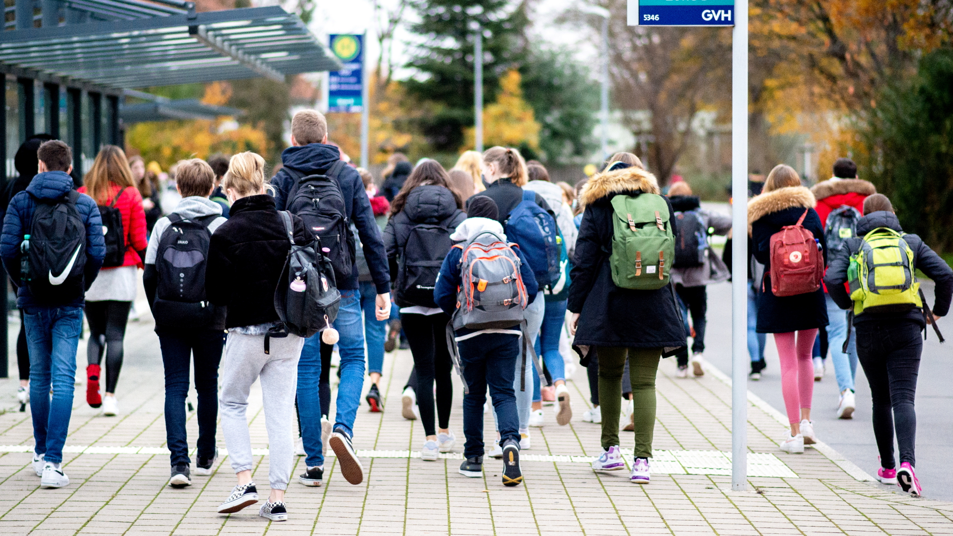 Schülerinnen und Schüler gehen von einer Bushaltestelle zu ihrer Schule im niedersächsischen Hemmingen. | dpa