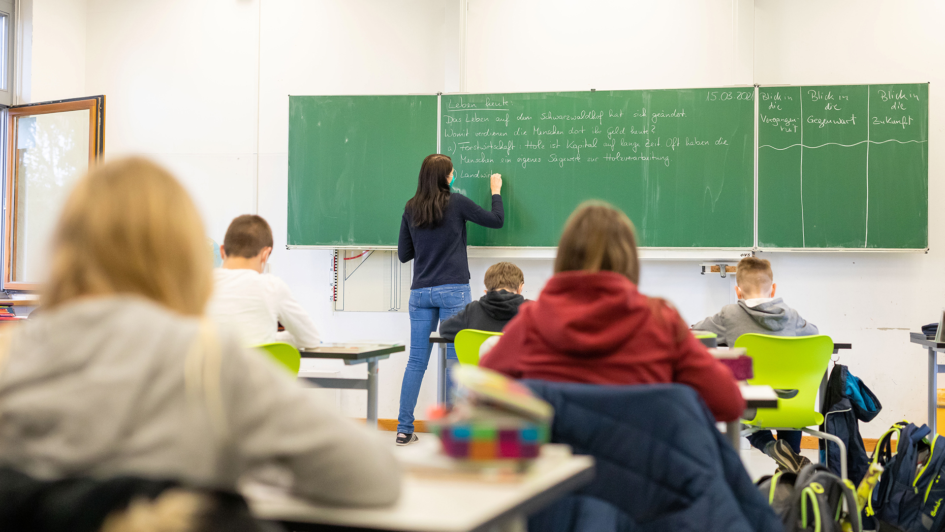 Schülerinnen und Schüler einer fünften Klasse der Johanniter Realschule Heitersheim (Baden-Württemberg) sitzen während dem Unterricht in ihrem Klassenzimmer.