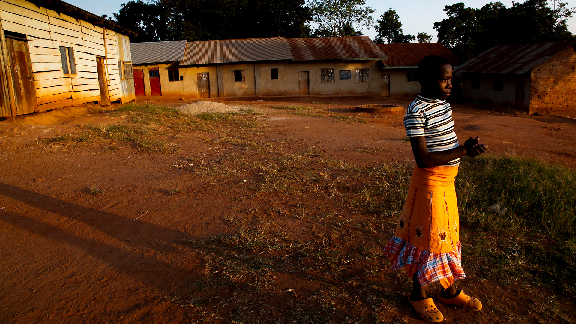 Ein Mädchen vor einer Schule in Kampala, Uganda. (Archivbild: 07.06.2013) | picture alliance / dpa