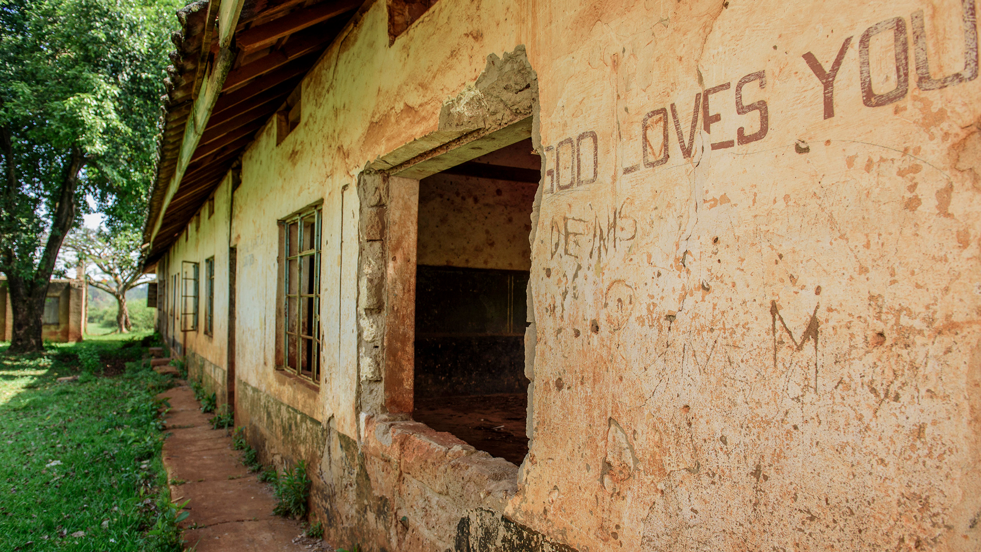 Ein Schulgebäude steht verlassen und ohne Fenster. | AP