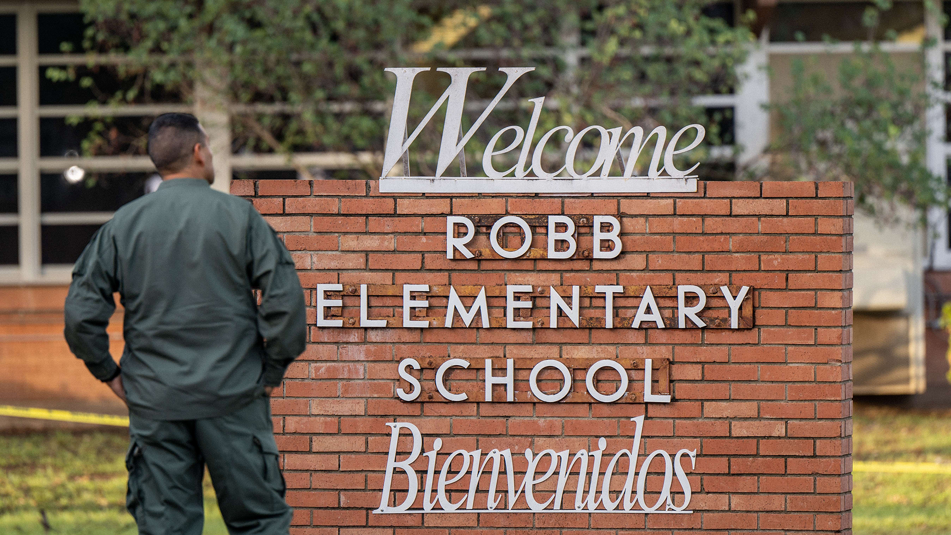 Ein Polizeibeamter steht vor der Robb Elementary School in Uvalde (Texas, USA). | AFP