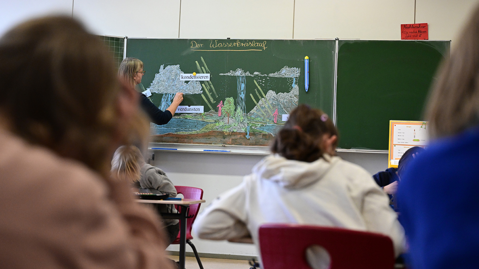 Schulkinder nehmen am Unterricht in einer Grundschule in Stuttgart teil. | dpa