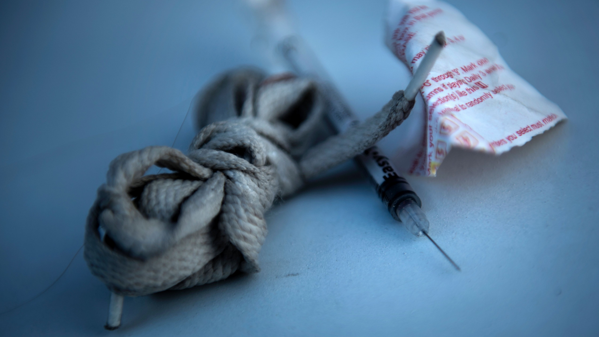 Hilfsmittel zum Drogenkonsum: ein Schnürsenkel, eine Spritze und ein weißes Papiertütchen | AFP