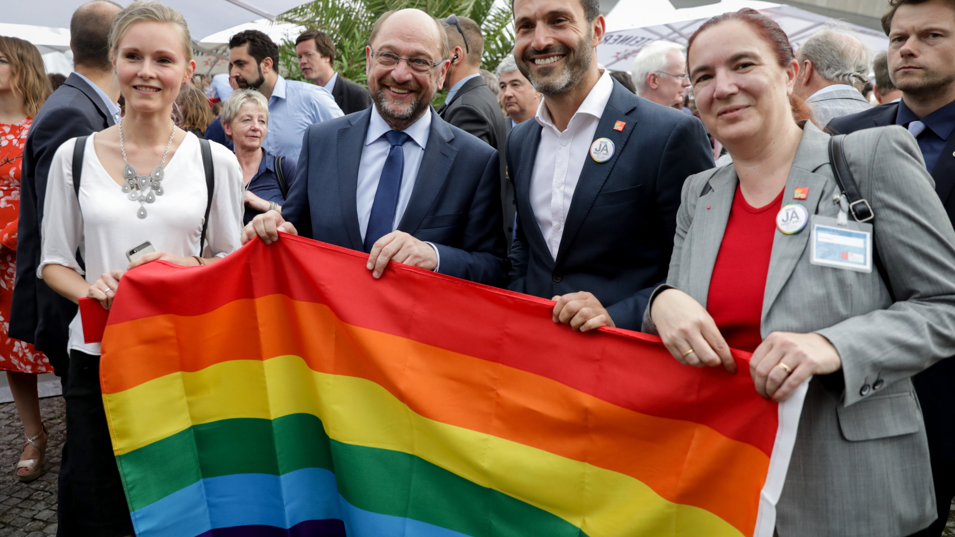 SPD-Kanzlerkandidat Martin Schulz mit der Regenbogenfahne | dpa