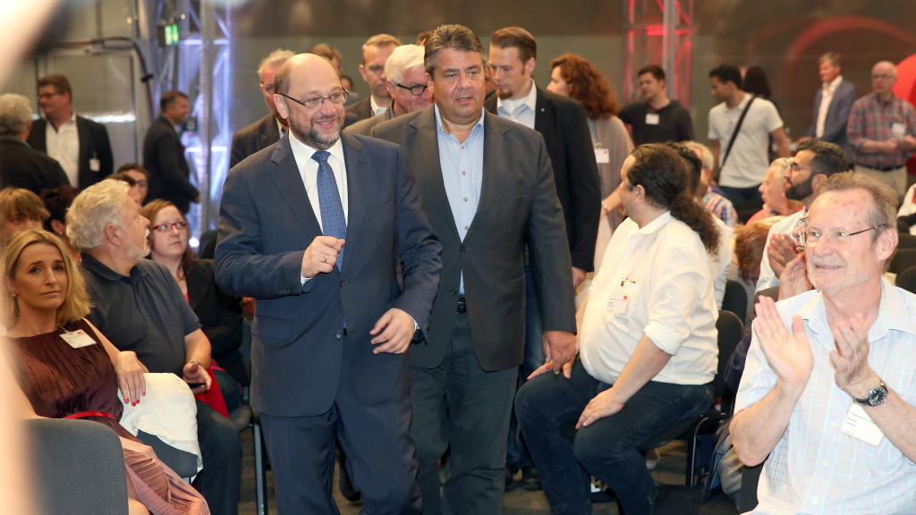 EU-Parlamentspräsident Martin Schulz und der SPD-Chef Sigmar Gabriel bei der SPD-Regionalkonferenz in Berlin