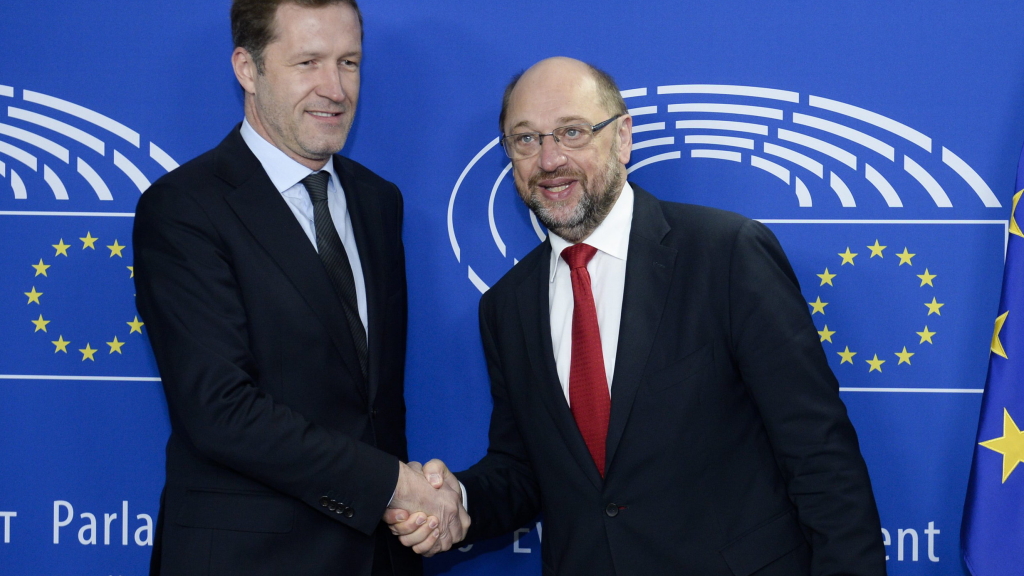 Martin Schulz und Paul Magnette geben sich die Hand | dpa