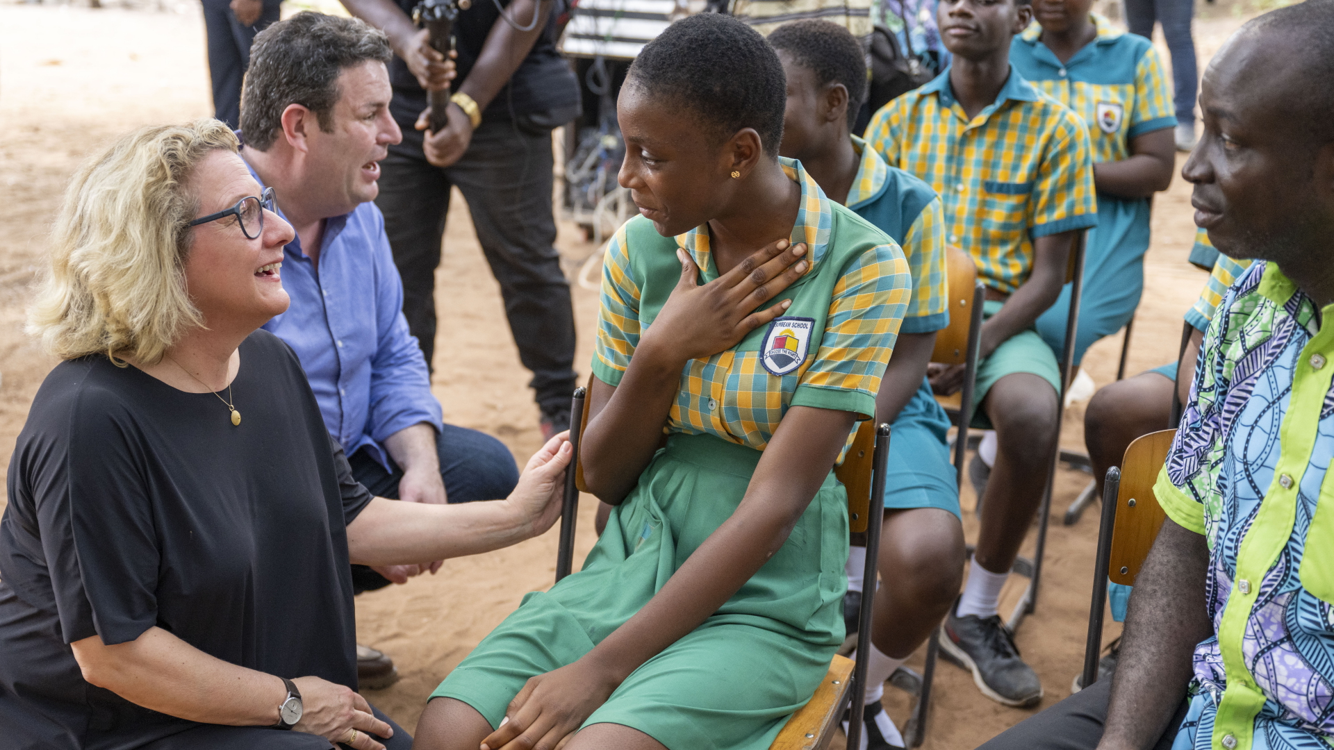 Schulze und Heil sprechen in Kokrobite (Ghana) mit Schulkindern | dpa