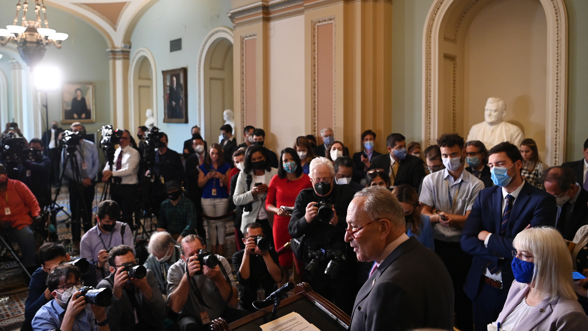 Senats-Mehrheitsführer Chuck Schumer spricht im Capitol vor Reportern. | EPA