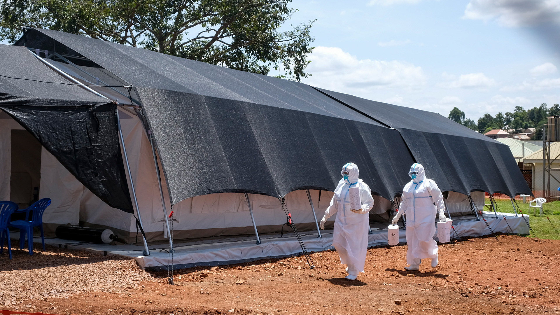 Ärzte in Schutzanzügen betreten den Ebola-Isolationsbereich des Mubende Regional Referral Hospital in Mubende (Uganda). | dpa