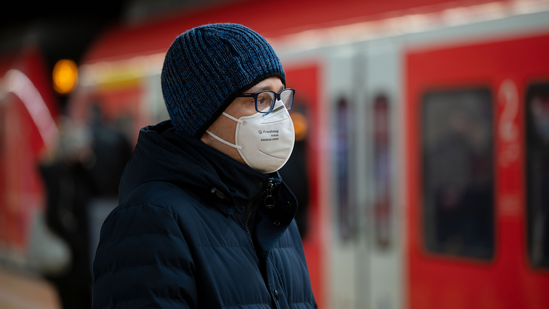 Ein Mann trägt in einer S-Bahn Haltestelle eine KN95-Schutzmaske | dpa