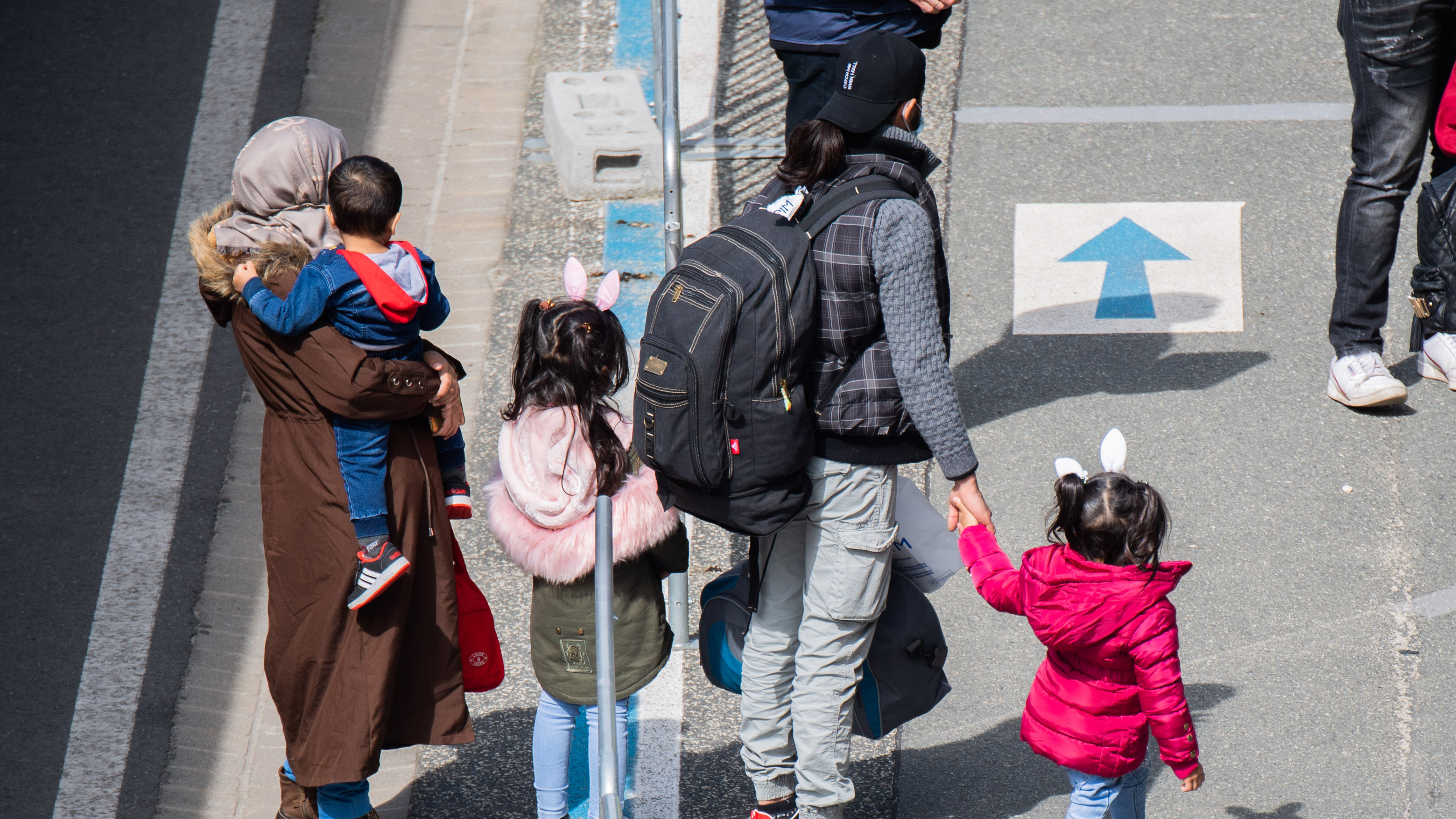 Eine geflüchtete Familie steht auf einem Bahnsteig in Hannover. | dpa