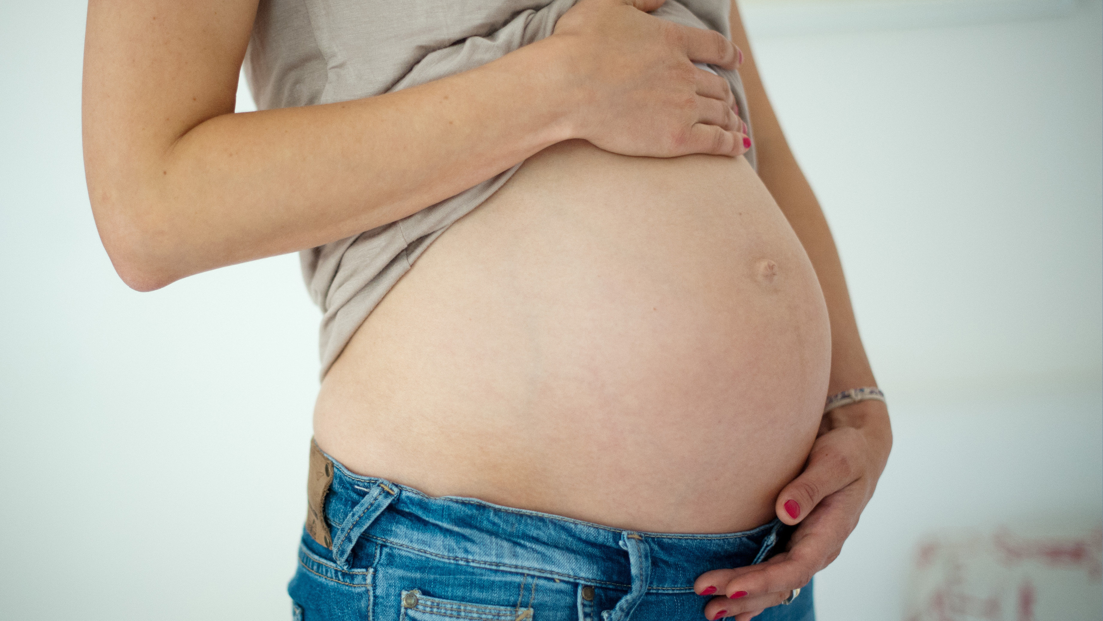 Schwangere hält sich den Bauch | picture alliance / dpa