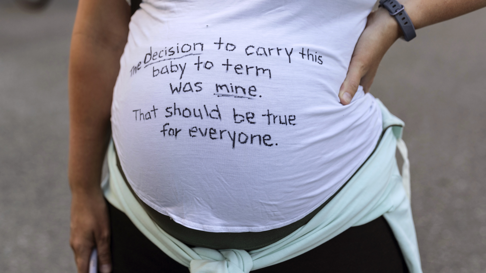 Eine schwangere Demonstrantin mit einer Botschaft auf ihrem Shirt protestiert gegen die Aufhebung des Abtreibungsrechts durch den Obersten Gerichtshof.  | dpa