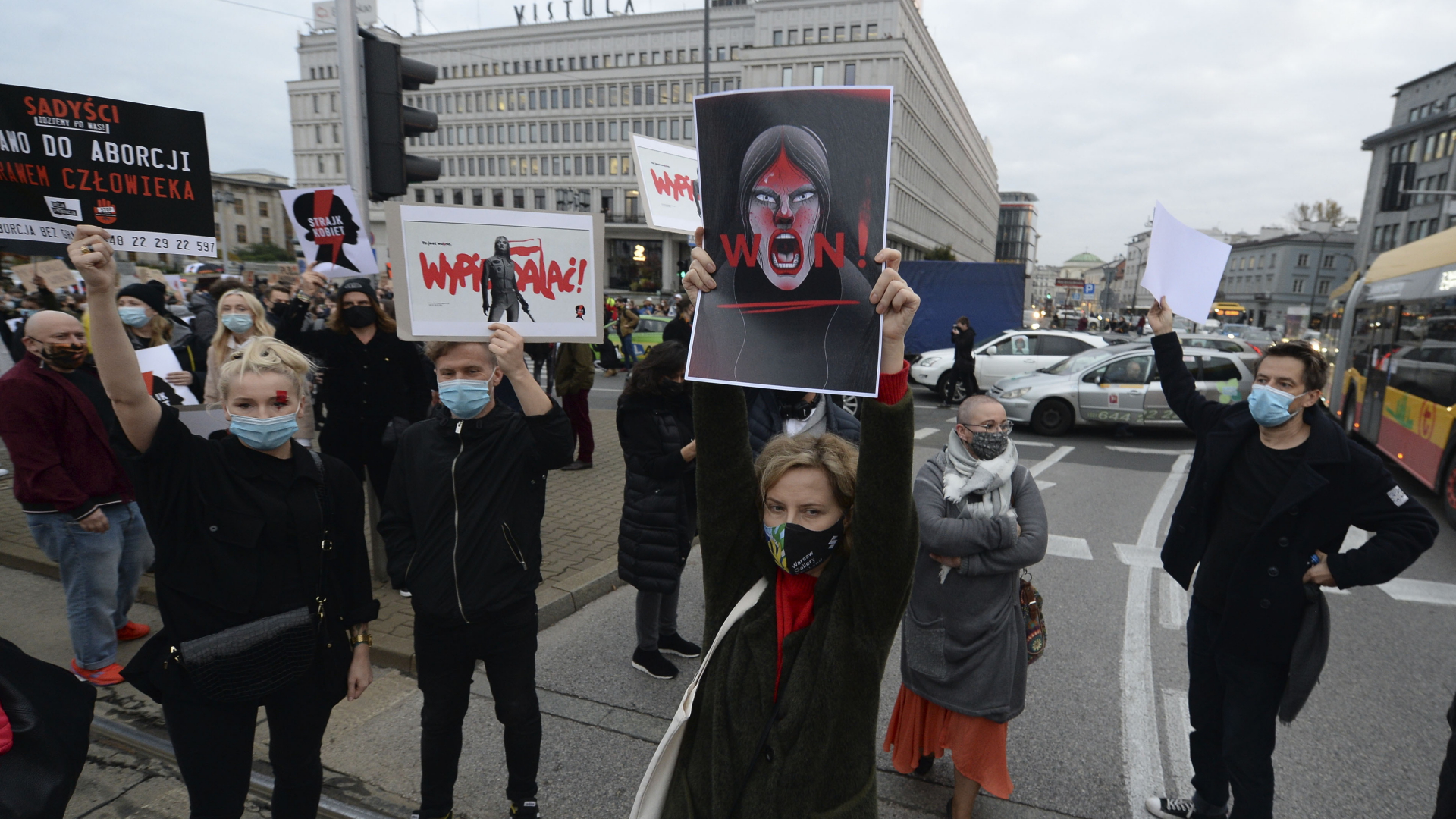 Demonstranten protestieren mit Plakaten bei einer Straßenblockade im Jahr 2020 in Warschau gegen das verschärfte Abtreibungsrecht.  | dpa