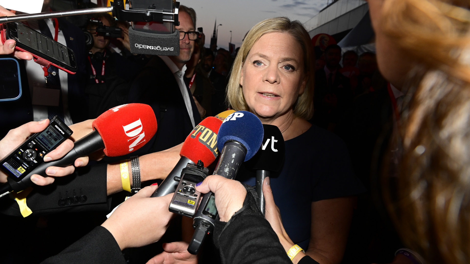 Magdalena Andersson wird von Medien befragt | dpa