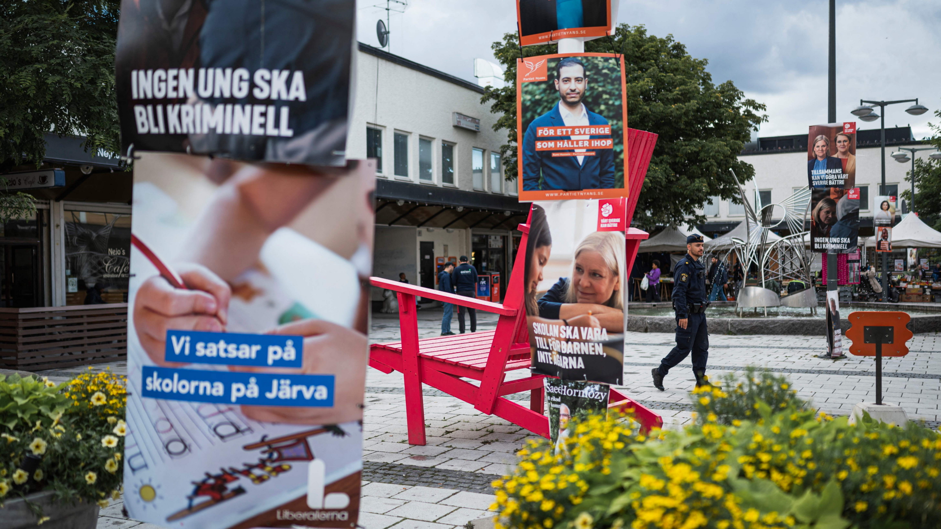 "Kein Jugendlicher soll kriminell werden", steht auf einem Wahlkampfplakat in Rinkeby. | AFP