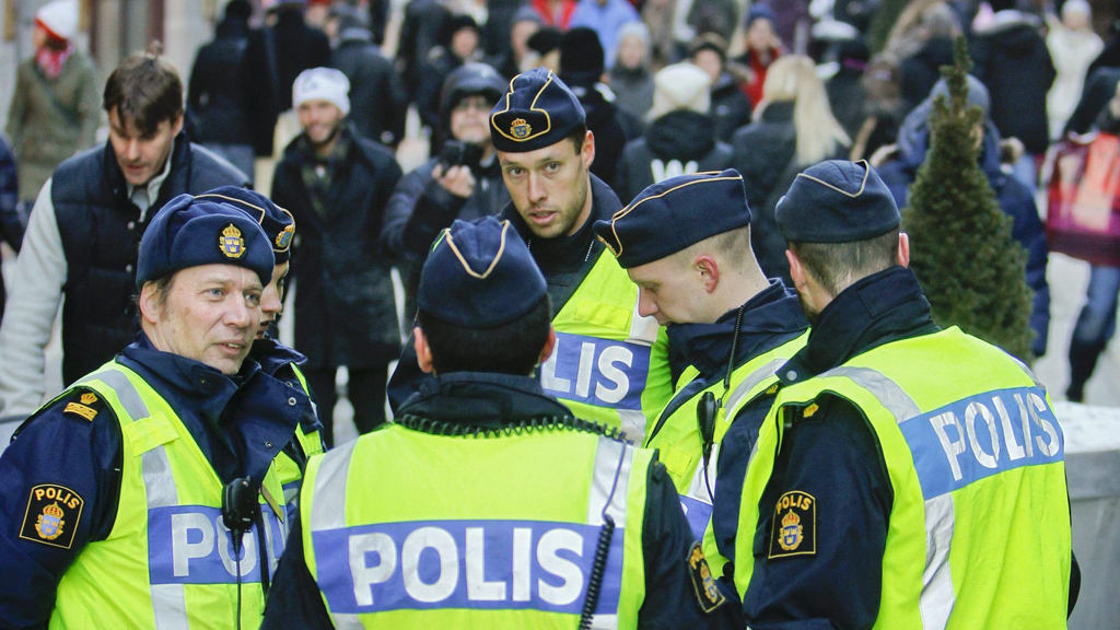 Polizisten auf Streife in Sockholm | dpa