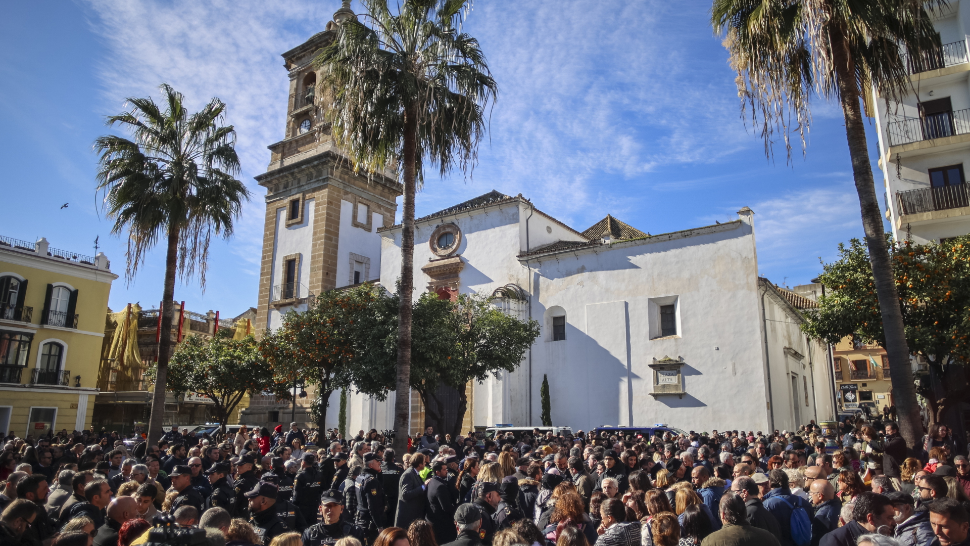 Hunderte Menschen versammeln sich im spanischen Algeciras nach einer Schweigeminute für den getöteten Messdiener einer Kirche. | dpa