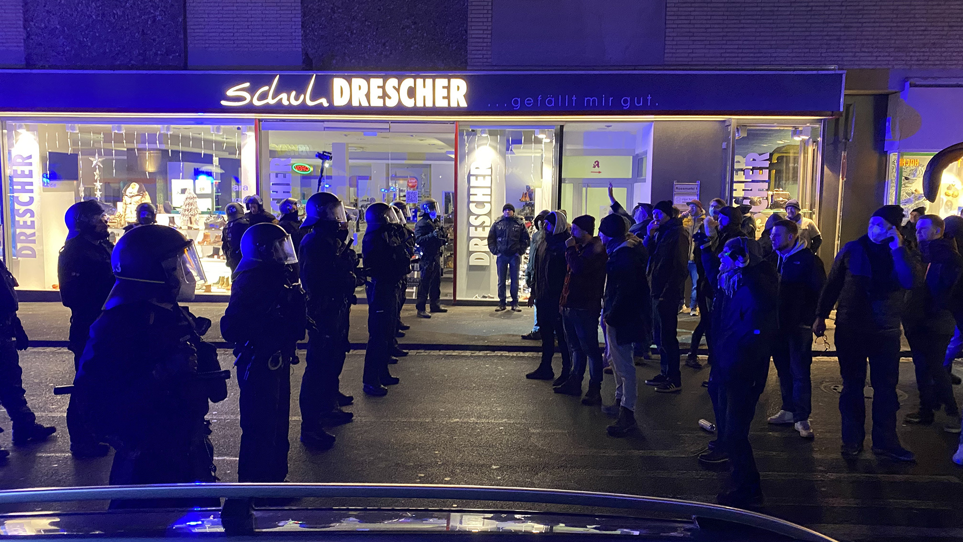 Teilnehmer einer Demonstration gegen die Corona-Maßnahmen und Polizisten stehen sich gegenüber, Schweinfurt/Bayern. | dpa