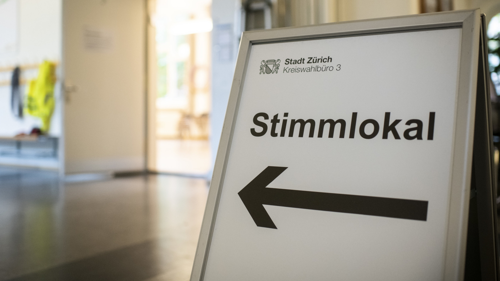 Ein Hinweisschild weist in Zürich den Weg zum Wahllokal. | Bildquelle: dpa