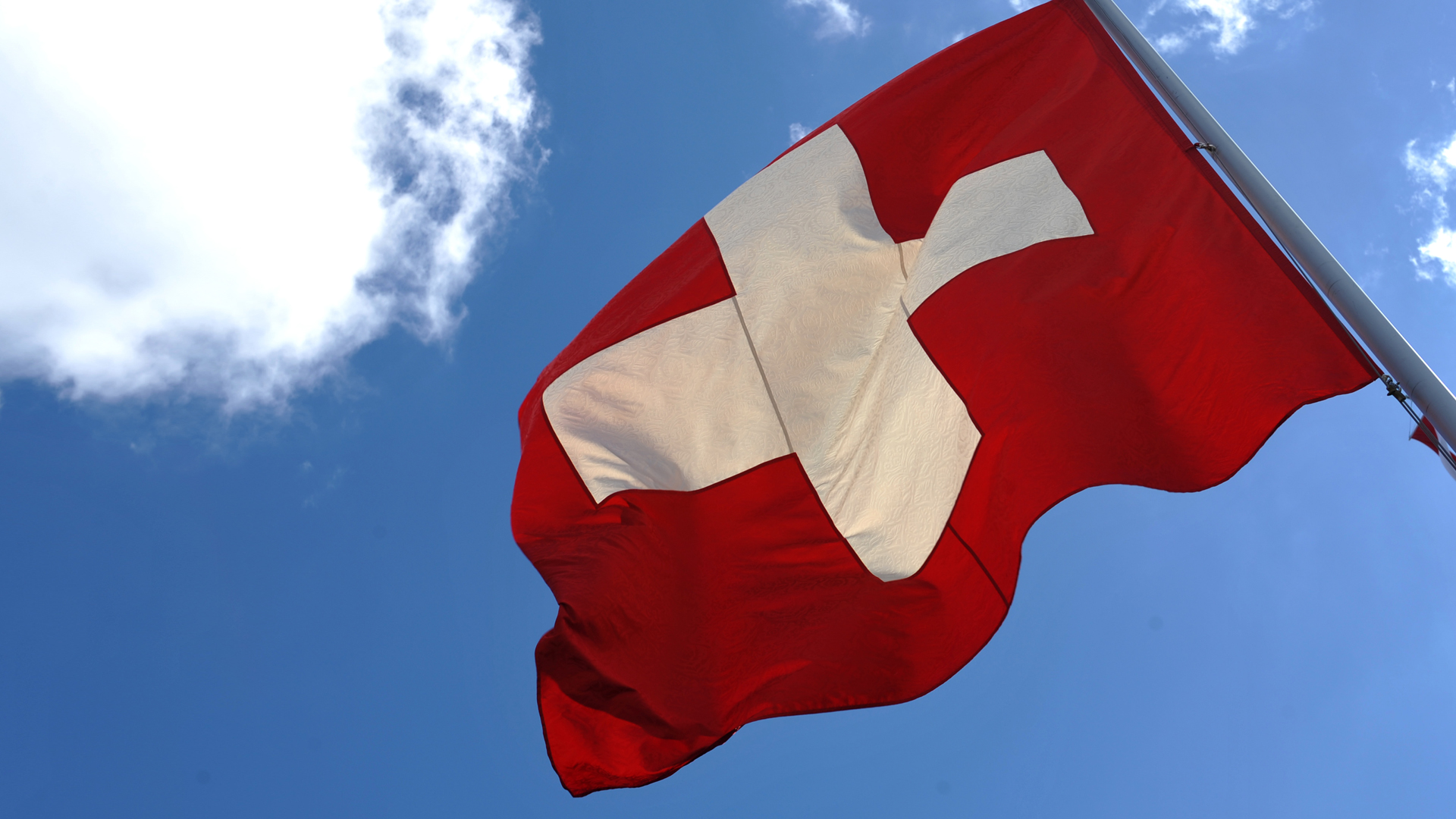 Die Schweizer Flagge vor blauem Himmel