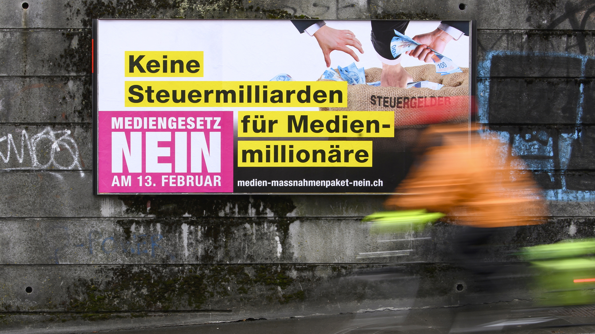 "Keine Steuermilliarden für Medien-Millionäre" steht auf einem Plakat. | dpa