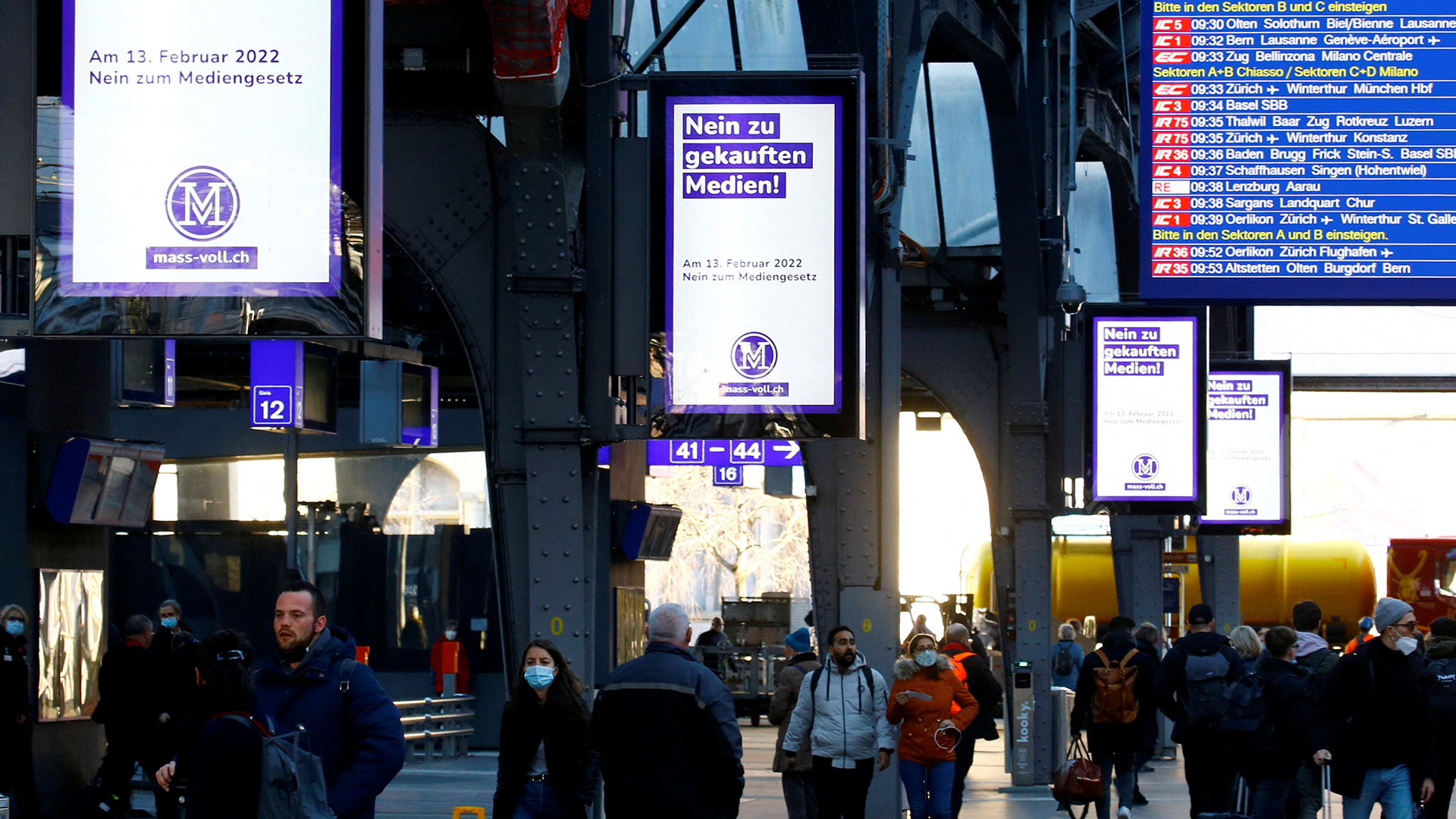 Anzeigetafeln mit "Nein zu gekauften Medien" auf dem Bahnhof in Zürich. | REUTERS
