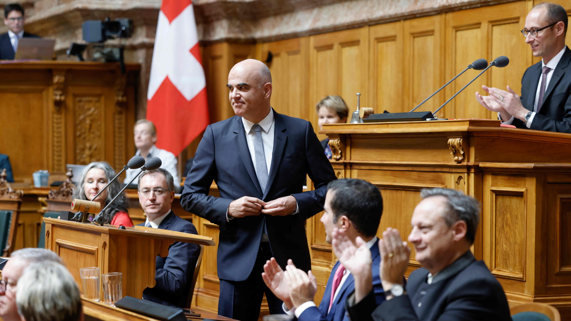 Das Parlament applaudiert dem soeben gewählten Schweizer Bundespräsidenten Berset  | AFP