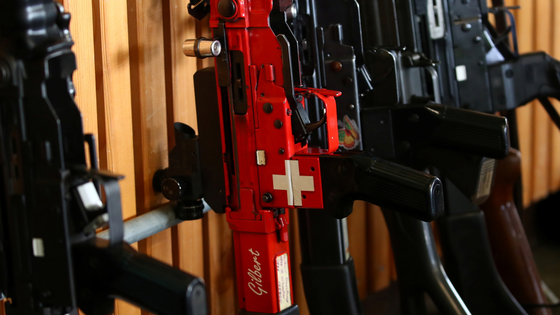 Eine Waffe mit dem Nationalwappen der Schweiz, dem weißen Kreuz auf rotem Grund. | REUTERS