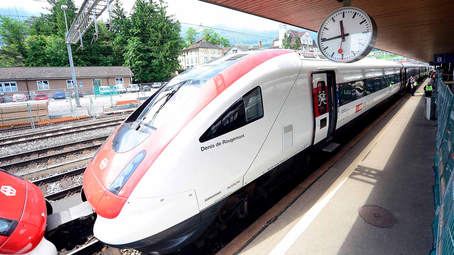 Der erste Zug, der durch den neuen Gotthard-Tunnel fahren soll, steht 2016 auf dem Bahnhof von Arth-Goldau (Schweiz) | picture alliance / dpa