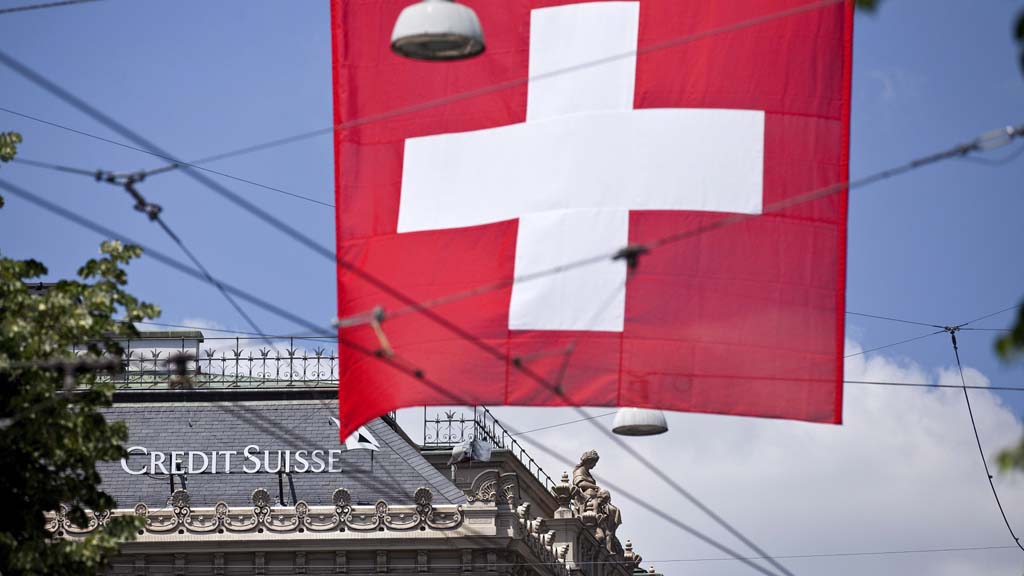 Schweizer Flagge vor dem Gebäude der Credit Suisse in Zürich