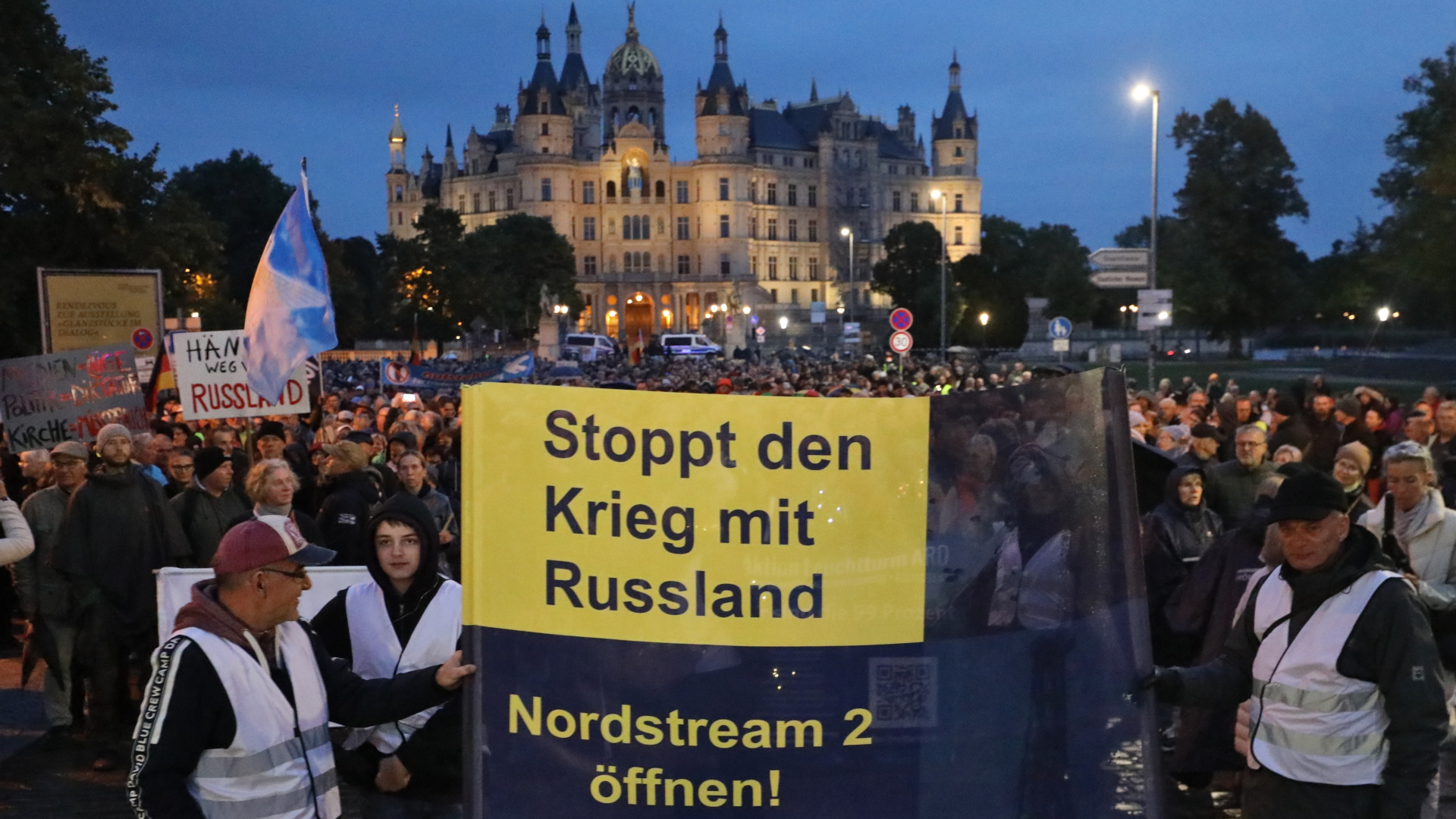 Vor dem Schweriner Schloss treffen sich Teilnehmer einer Demonstration, die gegen die Energiepolitik und deren Folgen protestieren