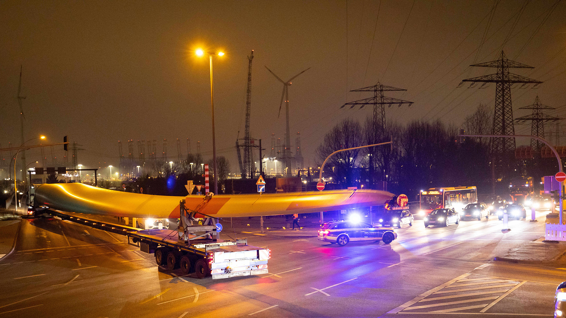 Ein Schwerlasttransport mit Rotorblättern für ein neues Windrad ist auf dem Weg von der Autobahnausfahrt Waltershof am Hamburger Hafen. | dpa