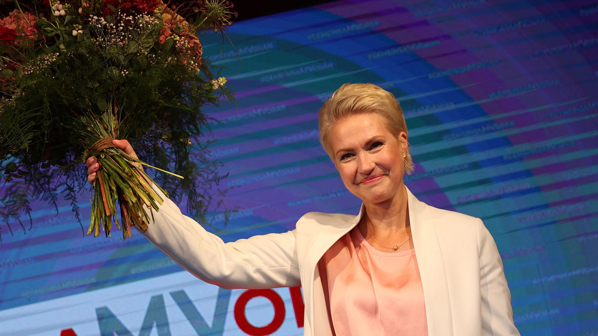 Manuela Schwesig mit Blumenstrauß bei der Wahlparty der SPD im Brinkamas in Schwerin. | dpa