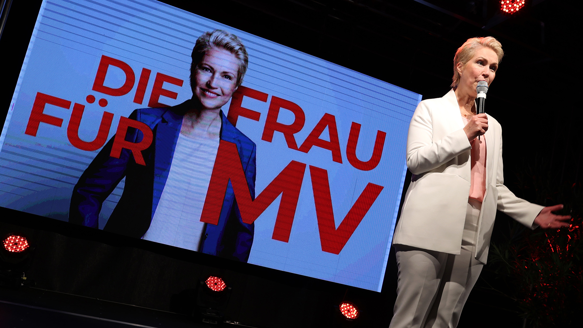 Manuela Schwesig steht bei der Wahlparty der SPD in Schwerin auf der Bühne. | dpa