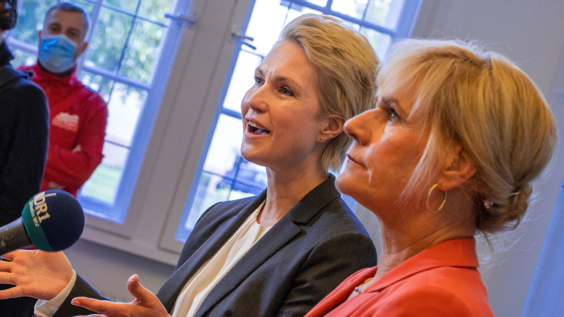 Manuela Schwesig (SPD, l), die Ministerpräsidentin von Mecklenburg-Vorpommern, und Simone Oldenburg (r), die Fraktionschefin der Linken im Schweriner Landtag (Mitte Oktober 2021) | dpa