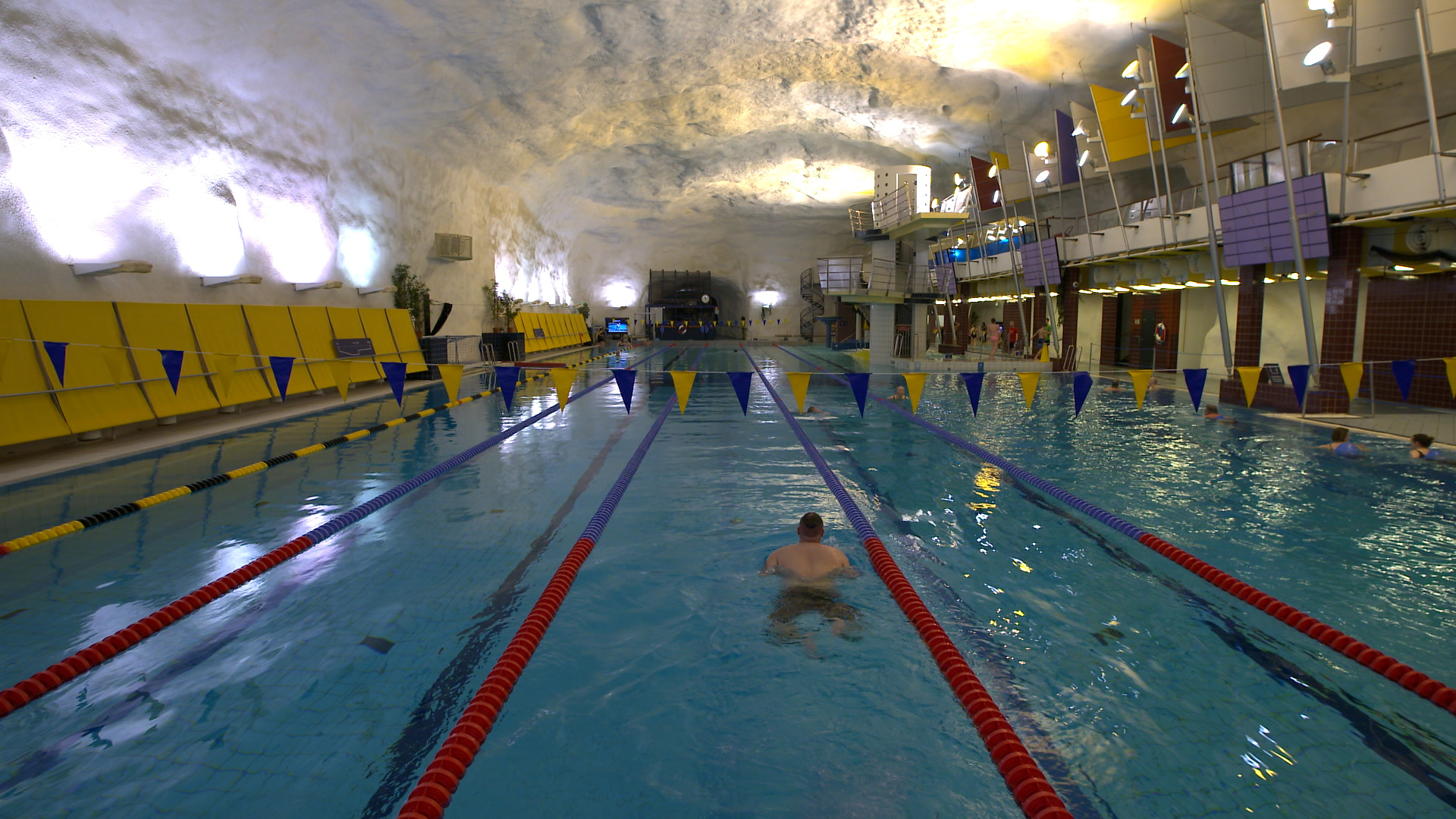 Blick in ein Schwimmbad in Helsinki | ARD-Studio Stockholm
