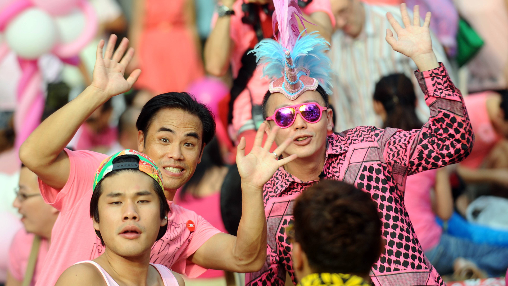 In Pink gekleidete Menschen nehmen am Pink Dot im Hong Lim Park in Singapur teil.  | imago/Xinhua